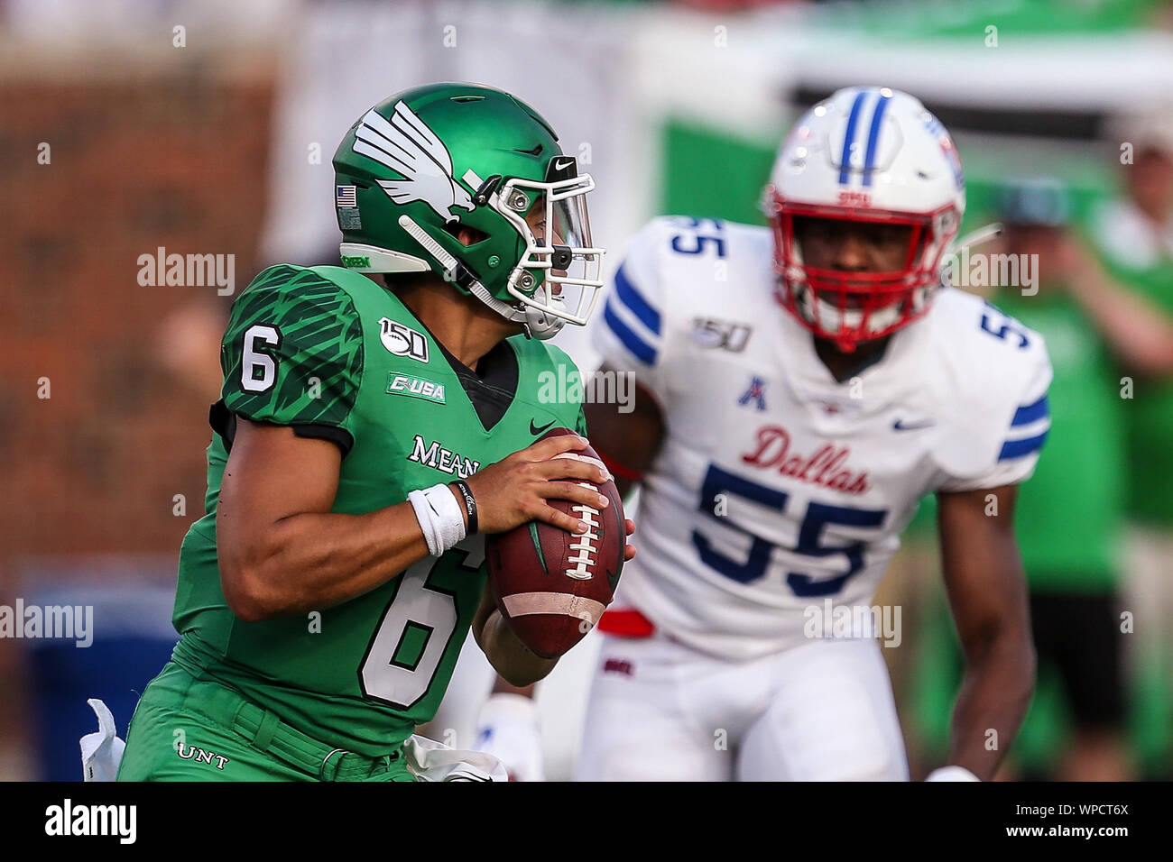 Dallas, Texas, USA. 7. Sep 2019. North Texas Mittelgrün quarterback Mason Fein (6) in Aktion während des Spiels zwischen der UNT, Grün und die SMU Mustangs an der Gerald J. Ford Stadion in Fort Worth, Texas. Credit: Dan Wozniak/ZUMA Draht/Alamy leben Nachrichten Stockfoto