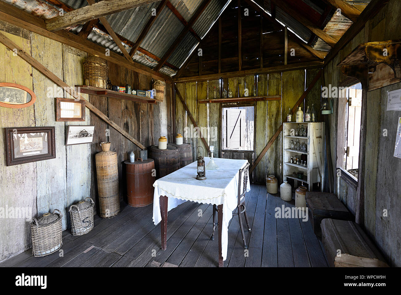 Von Brammen konstruiert, Barker's Cottage wurde erbaut um 1884. Weiße Leitung Ton wurde verwendet, um Lücken zu füllen. Paar Nägel verwendet wurden. Beenleigh Historisches Dorf Stockfoto