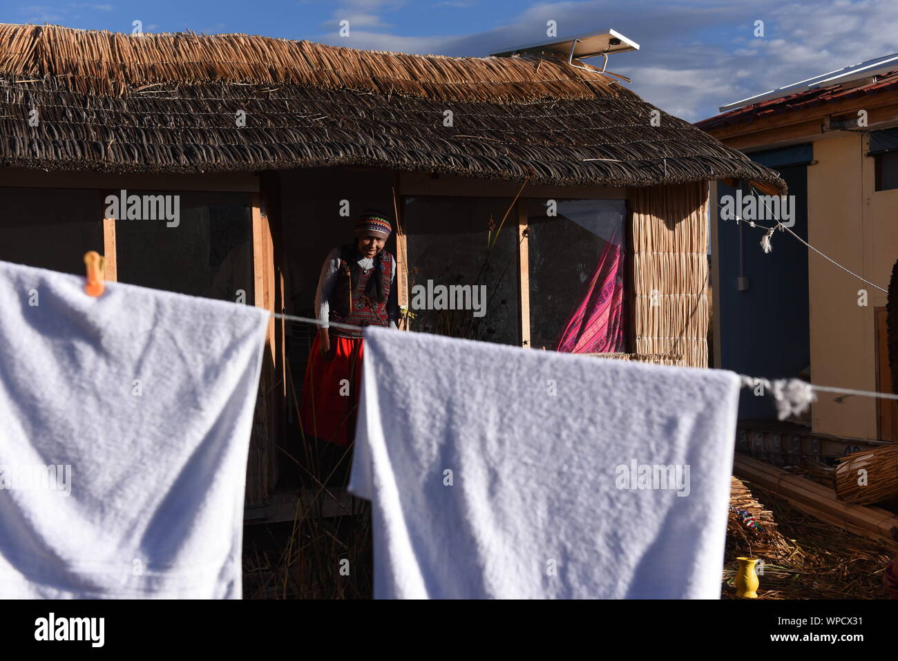 Puno, Peru. 8. Sep 2019. Eine Uro Frau an eine Uro Insel im Titicaca See gesehen. Der Uru oder Uros indigene sind Menschen in Peru und Bolivien, die auf eine ungefähre Hundert schwimmenden Inseln aus Totora-Schilf Reed, in der Nähe von Puno Titicaca See leben. Es gibt ca. 2.000 von ihnen. Die größeren Inseln Haus 10 Familien, während die Kleinen von nur 30 Meter breit halten Sie 2 oder 3 Familien werden kann. Quelle: John milner/SOPA Images/ZUMA Draht/Alamy leben Nachrichten Stockfoto