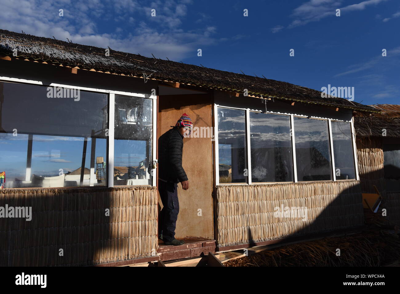 Puno, Peru. 8. Sep 2019. Eine Uro Mann ist an einem Uro Insel im Titicaca See gesehen. Der Uru oder Uros indigene sind Menschen in Peru und Bolivien, die auf eine ungefähre Hundert schwimmenden Inseln aus Totora-Schilf Reed, in der Nähe von Puno Titicaca See leben. Es gibt ca. 2.000 von ihnen. Die größeren Inseln Haus 10 Familien, während die Kleinen von nur 30 Meter breit halten Sie 2 oder 3 Familien werden kann. Quelle: John milner/SOPA Images/ZUMA Draht/Alamy leben Nachrichten Stockfoto
