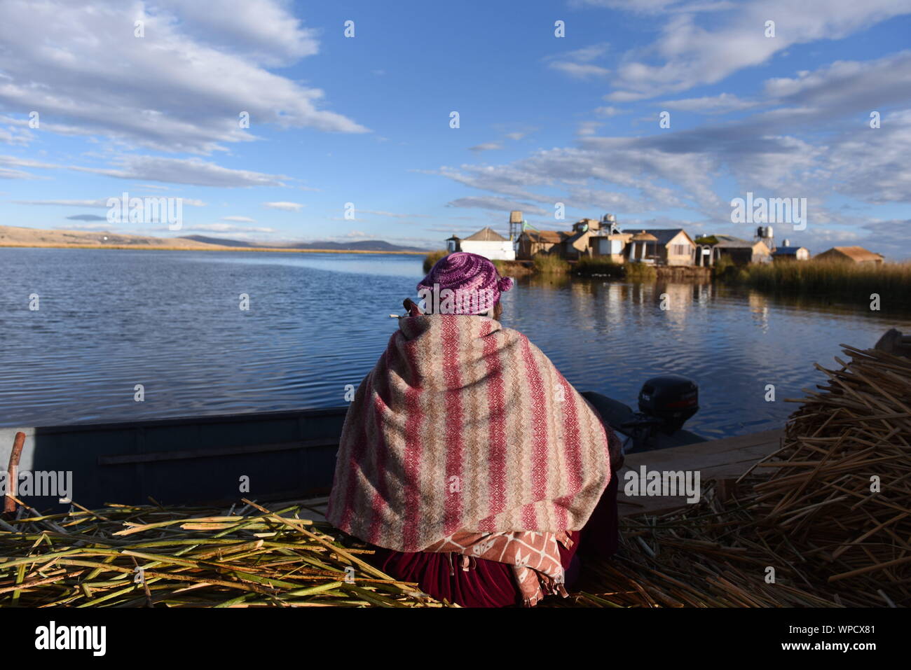 Puno, Peru. 8. Sep 2019. Eine Uro Frau an eine Uro Insel im Titicaca See gesehen. Der Uru oder Uros indigene sind Menschen in Peru und Bolivien, die auf eine ungefähre Hundert schwimmenden Inseln aus Totora-Schilf Reed, in der Nähe von Puno Titicaca See leben. Es gibt ca. 2.000 von ihnen. Die größeren Inseln Haus 10 Familien, während die Kleinen von nur 30 Meter breit halten Sie 2 oder 3 Familien werden kann. Quelle: John milner/SOPA Images/ZUMA Draht/Alamy leben Nachrichten Stockfoto