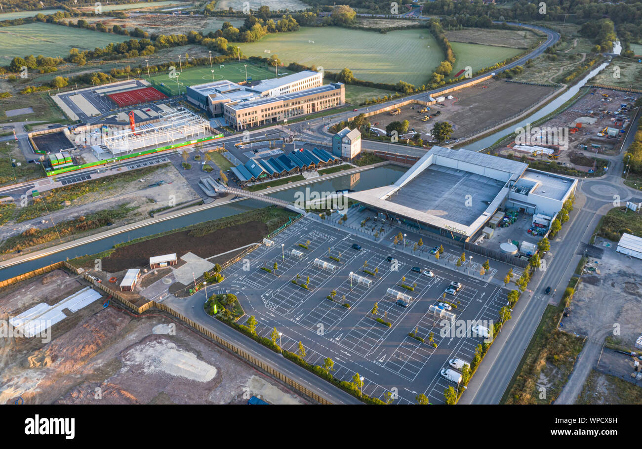 SWINDON, UK - 21. JULI 2019: Luftbild der neuen Fußgängerbrücke in der Nähe von H&W das neue Dekanat Schule und Waitrose in Wichelstowe in Swindon. Stockfoto