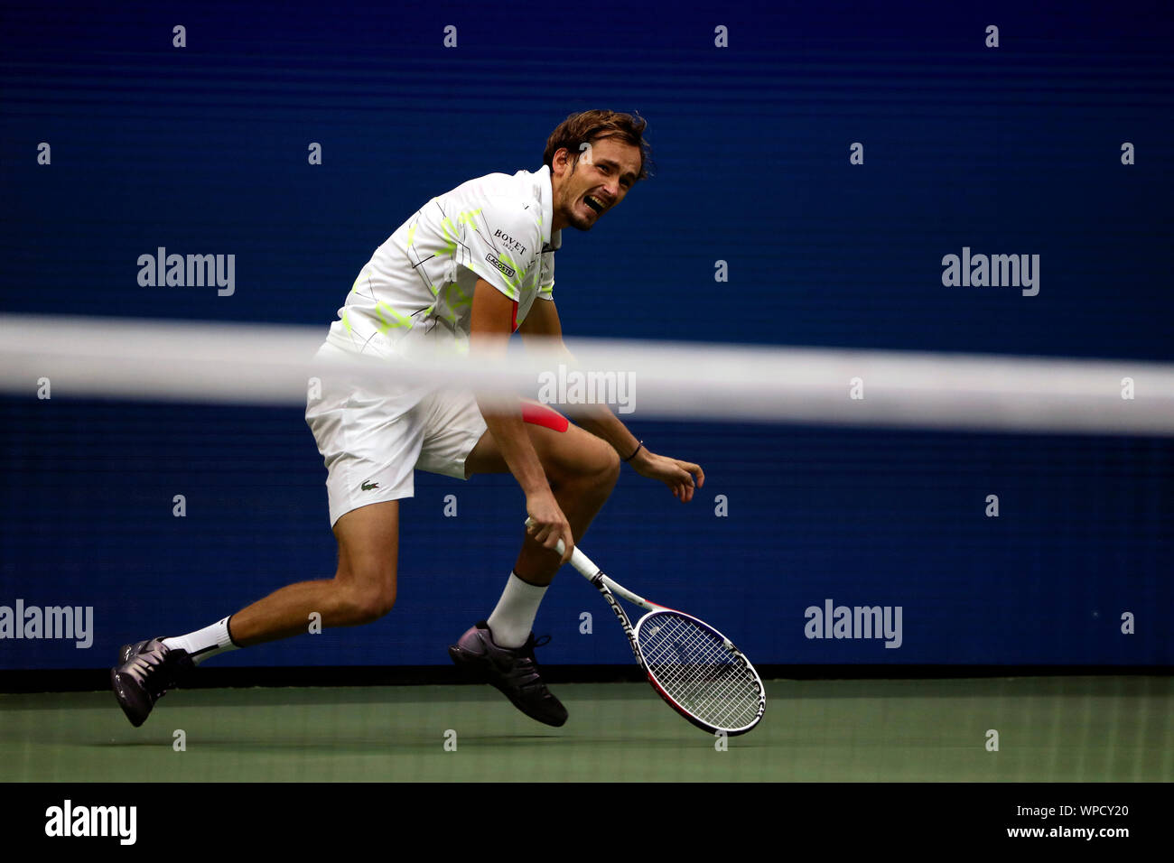 New York, Vereinigte Staaten. 08 Sep, 2019. Flushing Meadows, New York, Vereinigte Staaten - 8 September, 2019. Daniil Medwedew Russlands in Aktion gegen Rafael Nadal aus Spanien im Finale bei den uns heute geöffnet. Nadal gewann das Match in fünf Sätzen seinen vierten US-Open Titel zu erfassen. Quelle: Adam Stoltman/Alamy leben Nachrichten Stockfoto