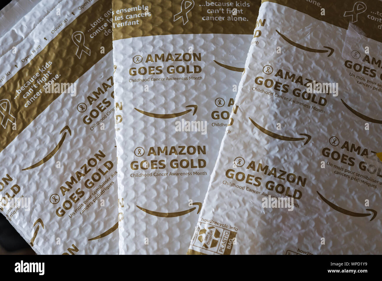 Vancouver, British Columbia, Kanada. 6. Sep 2019. Ein Amazon geht Gold  einzelne - Kunststoff Versand Briefumschläge. Für den Monat September Amazon  wird unter Verwendung des Gold Verpackung zu helfen, das Bewusstsein für