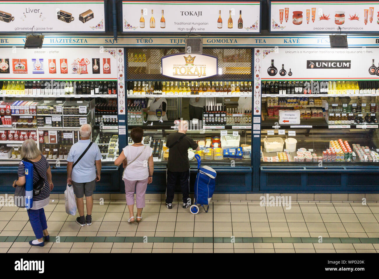Budapest großer Markt - Blick auf Erdgeschoss Ständen auf dem großen Markt in Budapest, den Verkauf von Spirituosen, Wein und Milchprodukte. Stockfoto