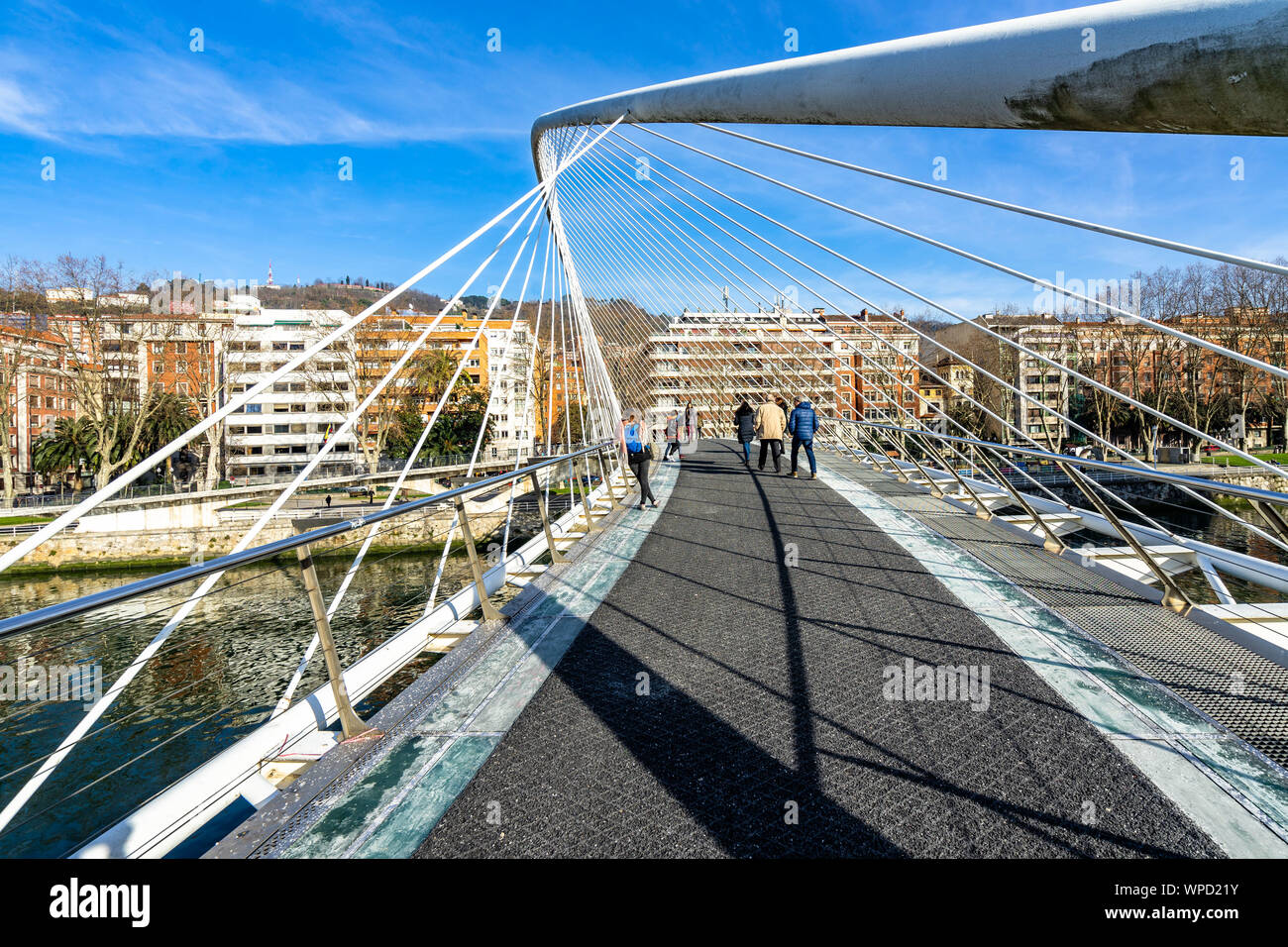 Zubizuri Fußgängerbrücke, die von Santiago Calatrava überqueren den Fluss Nervion. Bilbao, Baskenland, Spanien, Januar 2019 Stockfoto