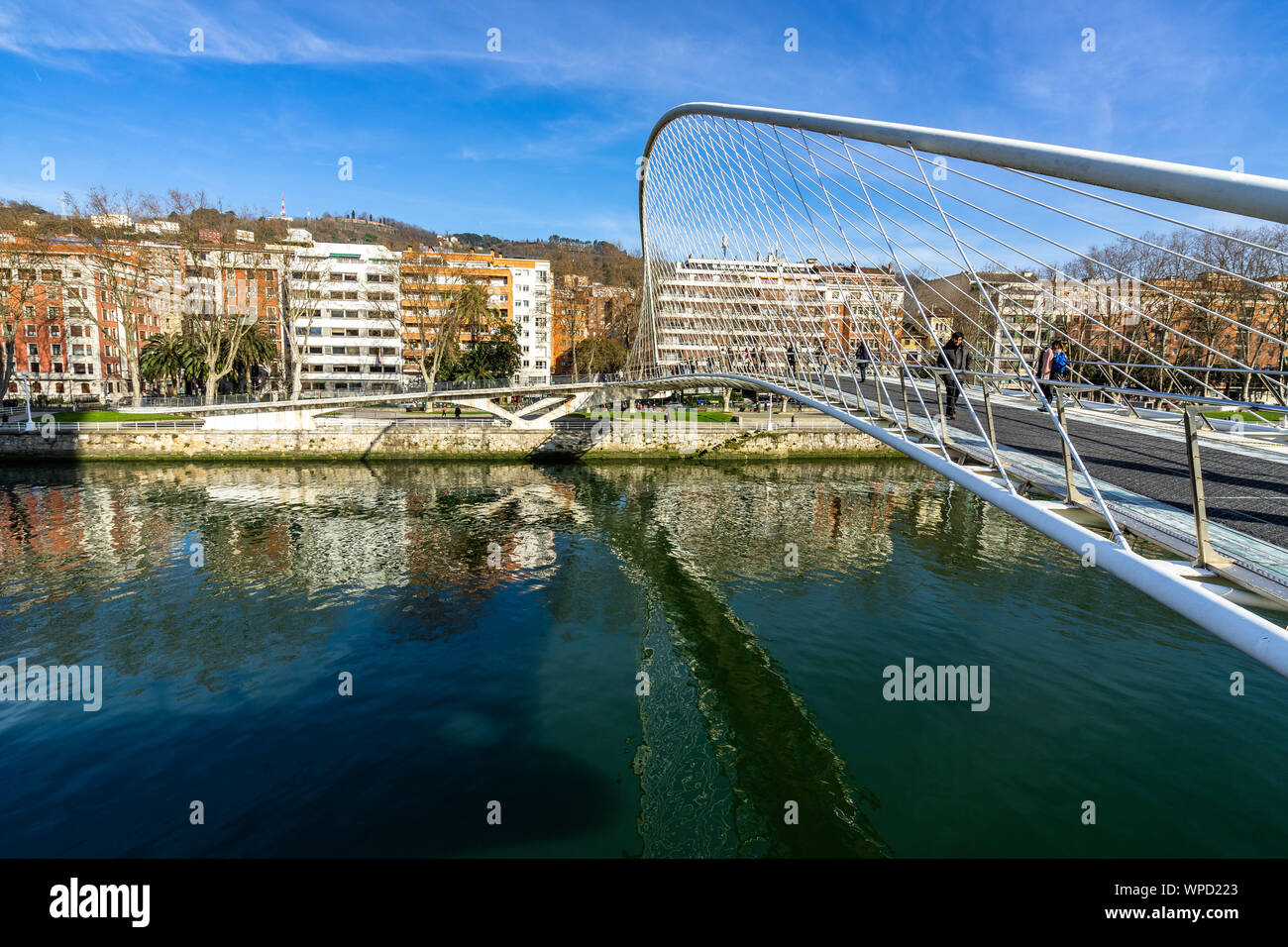 Zubizuri Fußgängerbrücke, die von Santiago Calatrava überqueren den Fluss Nervion. Bilbao, Baskenland, Spanien, Januar 2019 Stockfoto