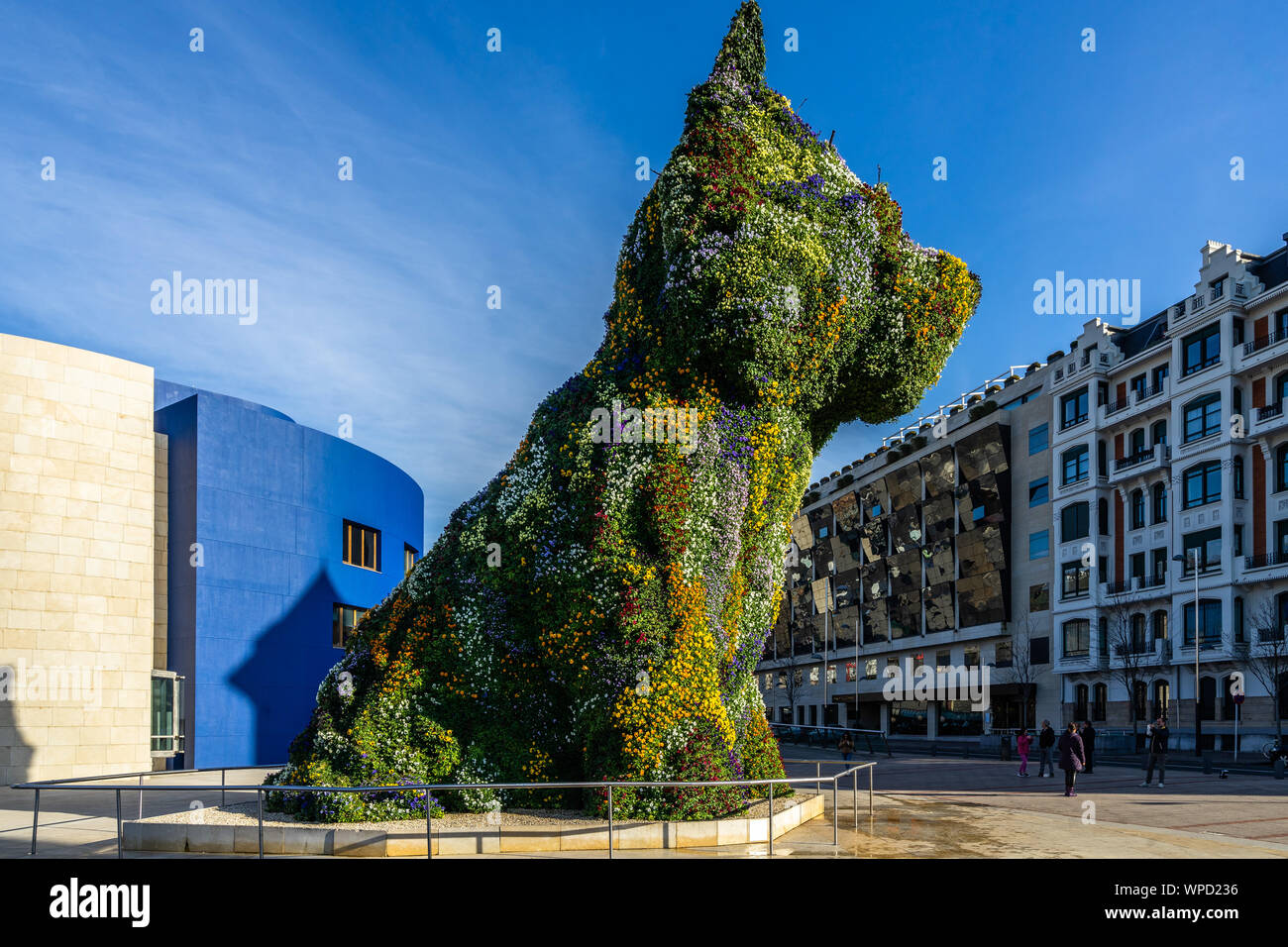 Blumen Hund in der Nähe des Guggenheim Museum Bilbao ist eine beliebte Touristenattraktion, Bilbao, Baskenland, Spanien Stockfoto