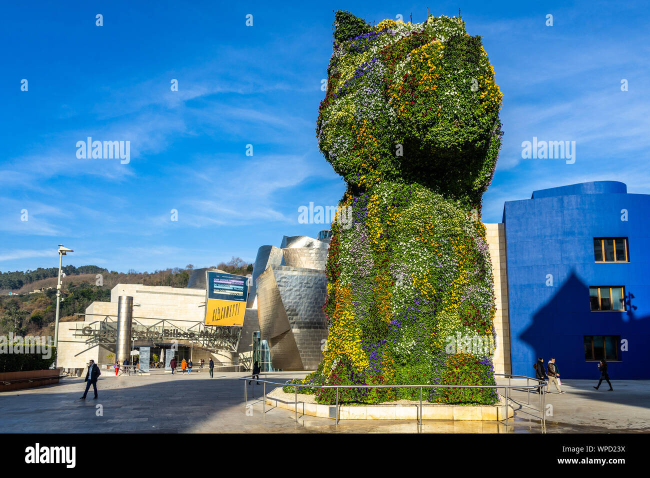 Welpen formgehölze Skulpturen von Jeff Koons auf der Terrasse vor dem Guggenheim Museum Bilbao, Baskenland, Spanien Stockfoto