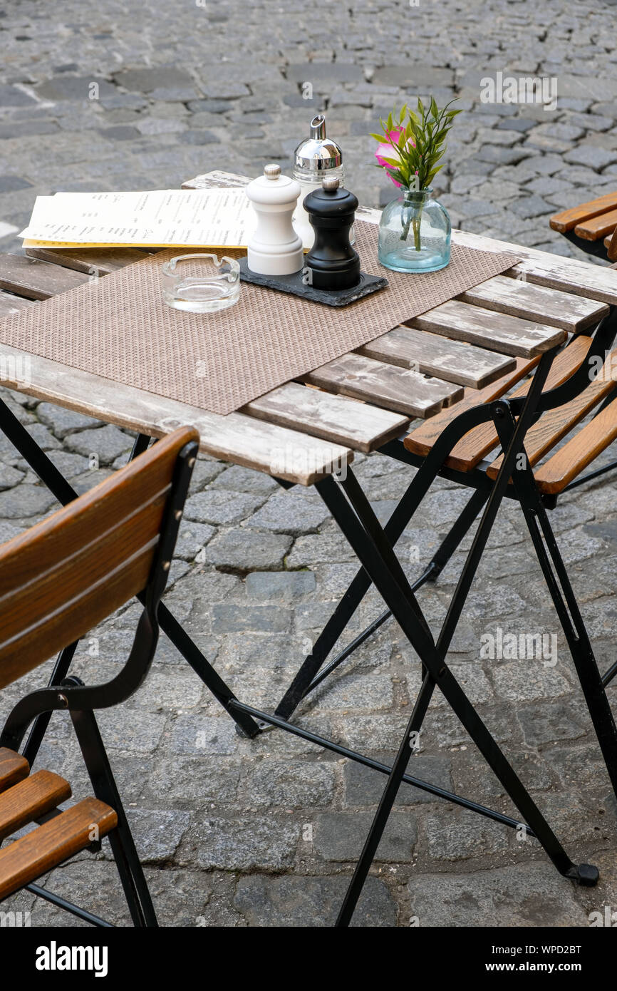 Am Ende der Saison, nicht verwendete Outdoor folding Set aus Holz und Metall von einem Street Restaurant im Herbst Stockfoto