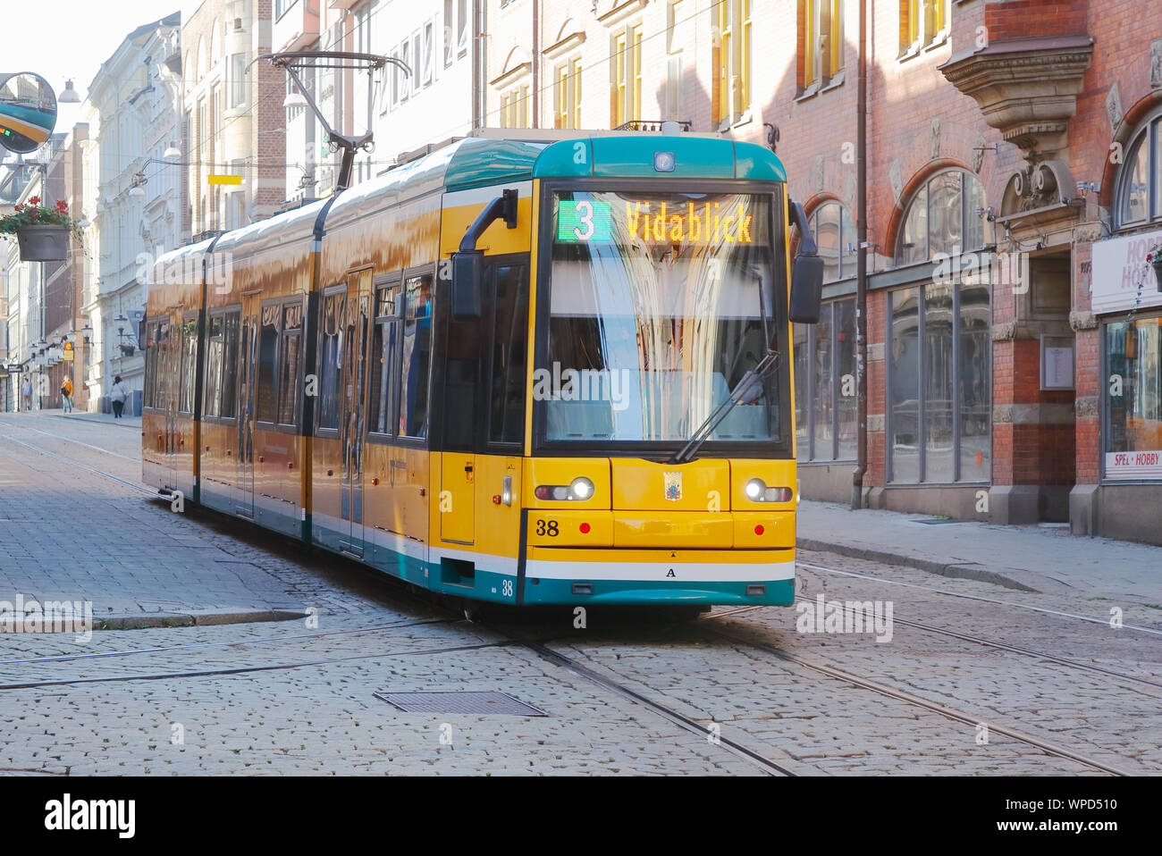Norrköping, Schweden - 2 September, 2019: Frontansicht eines gelben Straßenbahn der Klasse M06 in Dienst auf der Linie 3 an der Straße Drottninggatan. Stockfoto