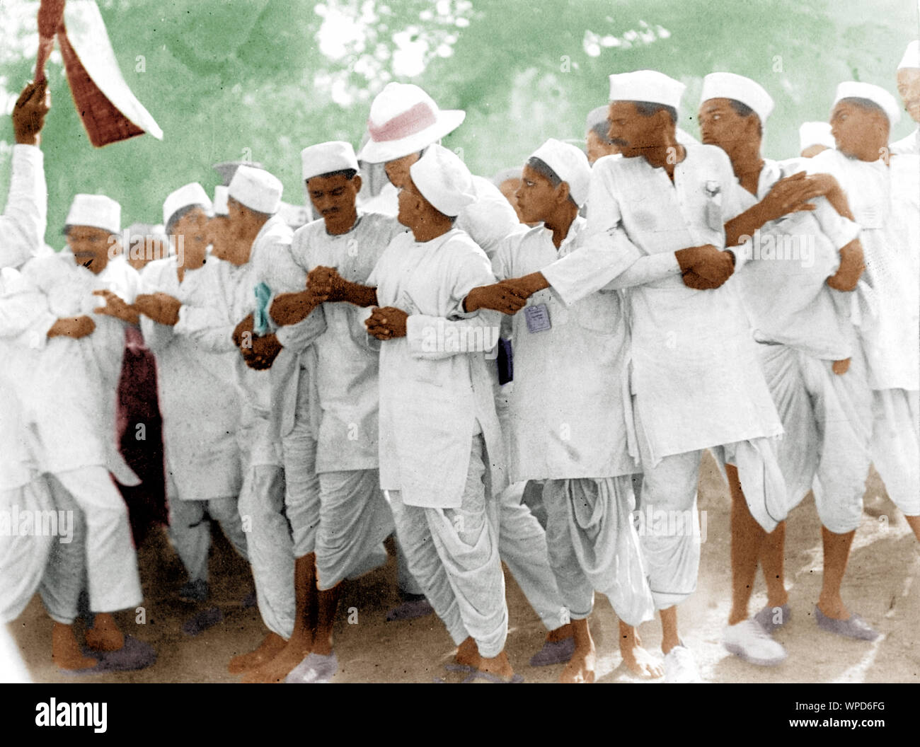 Satyagrahis aneinander festhalten, die von der Polizei schikaniert, Salz Satyagrah, Indien, Asien, 1930 Stockfoto