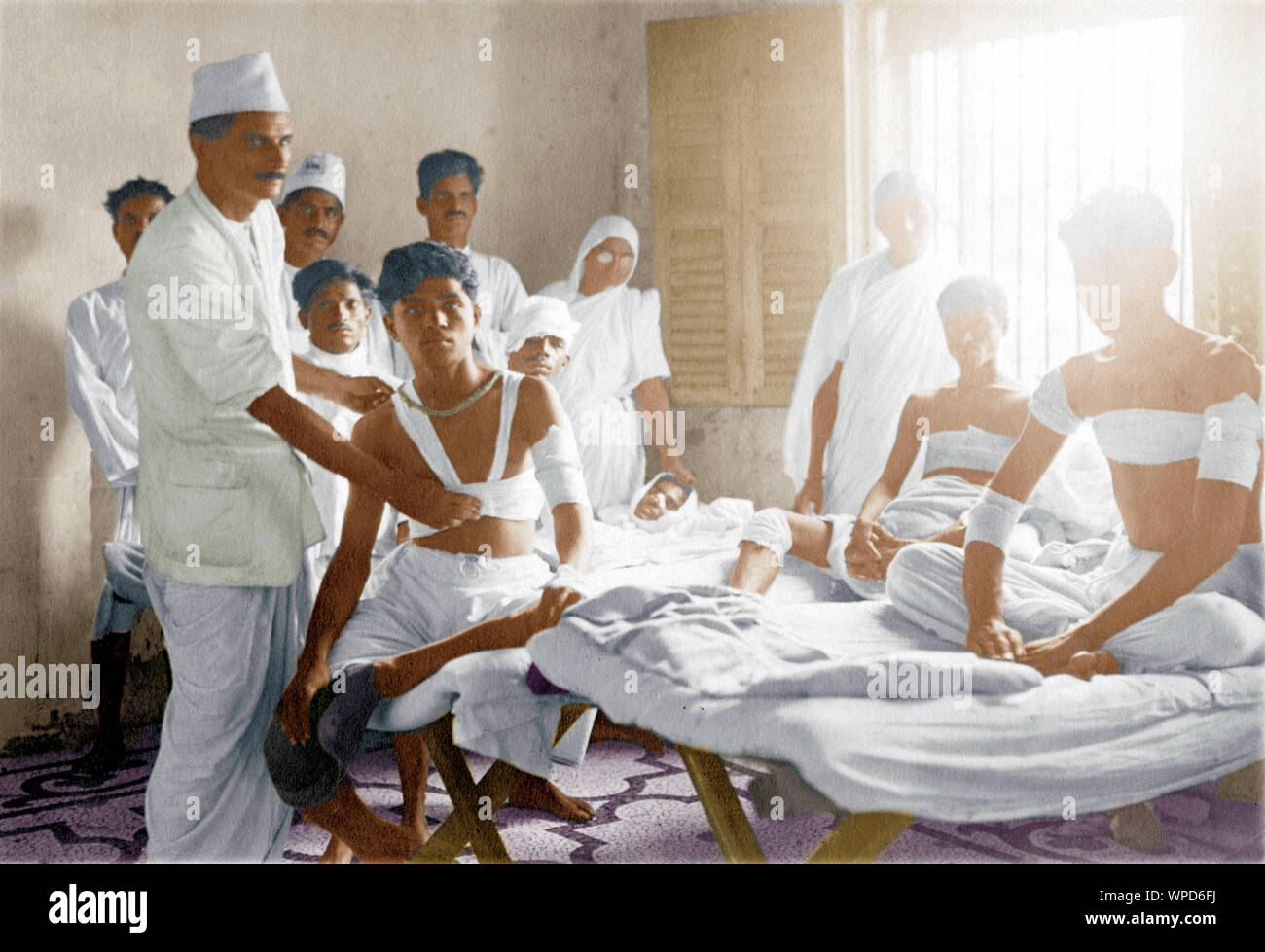 Verletzte Satyagrahi wird an der erste-Hilfe-Station bandagiert, Salz-Satyagramm, Dandi-marsch, Salz-marsch, Dandi, Indien, Asien, Mai 1930, alter Jahrgang 1900er Stockfoto