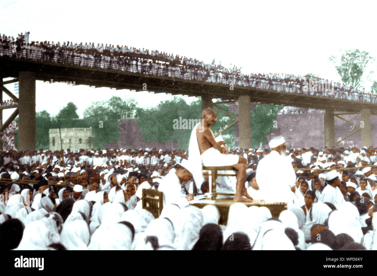 Mahatma Gandhi die Rede im trockenen Flussbett, Gujarat, Indien, Asien, 11. März 1930 Stockfoto