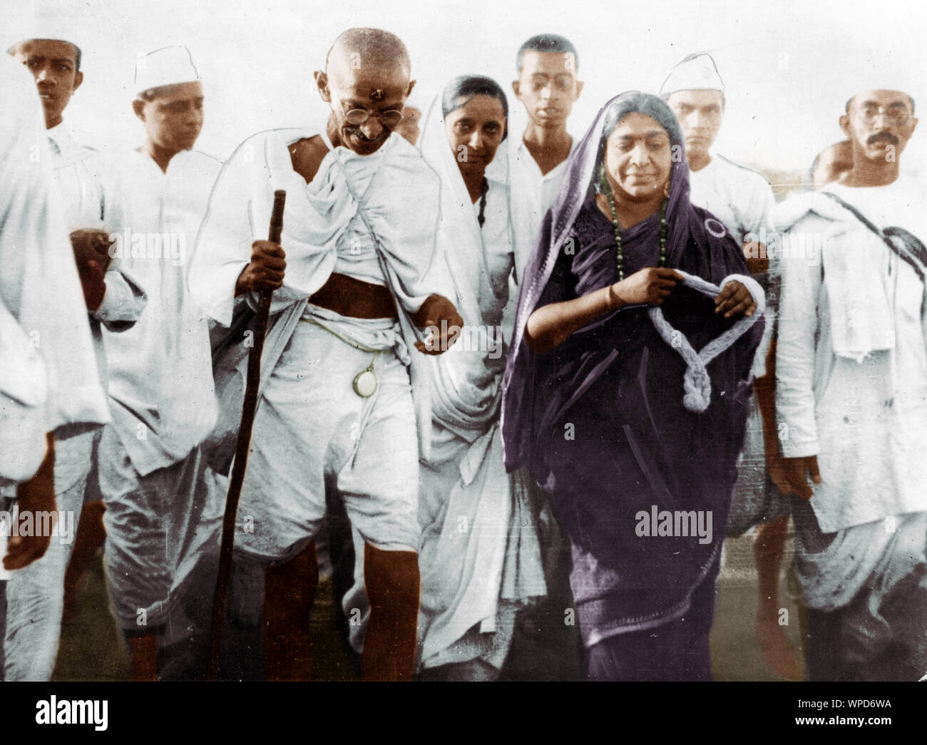 Sarojini Naidu mit Mahatma Gandhi während des Salzes Satyagraha, Salzmarsch, Dandi-März, Dandi, Gujarat, Indien, Asien, 5. April 1930, altes Bild des Jahrgangs 1900 Stockfoto