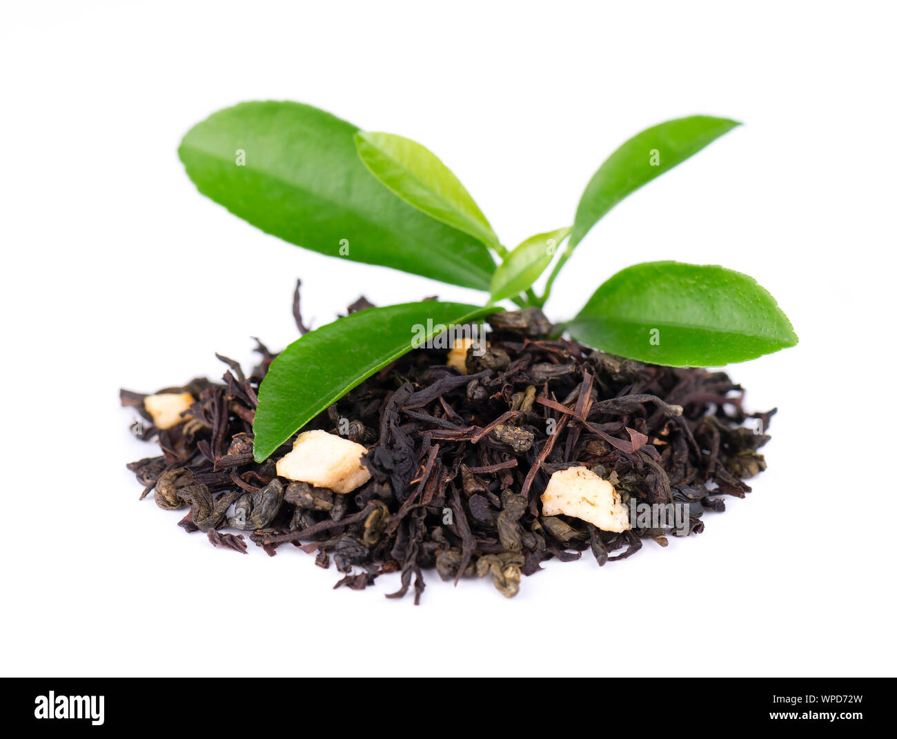 Schwarze und Grüne Ceylon Tee mit Apple und Bergamotte, auf weißem Hintergrund. Stockfoto