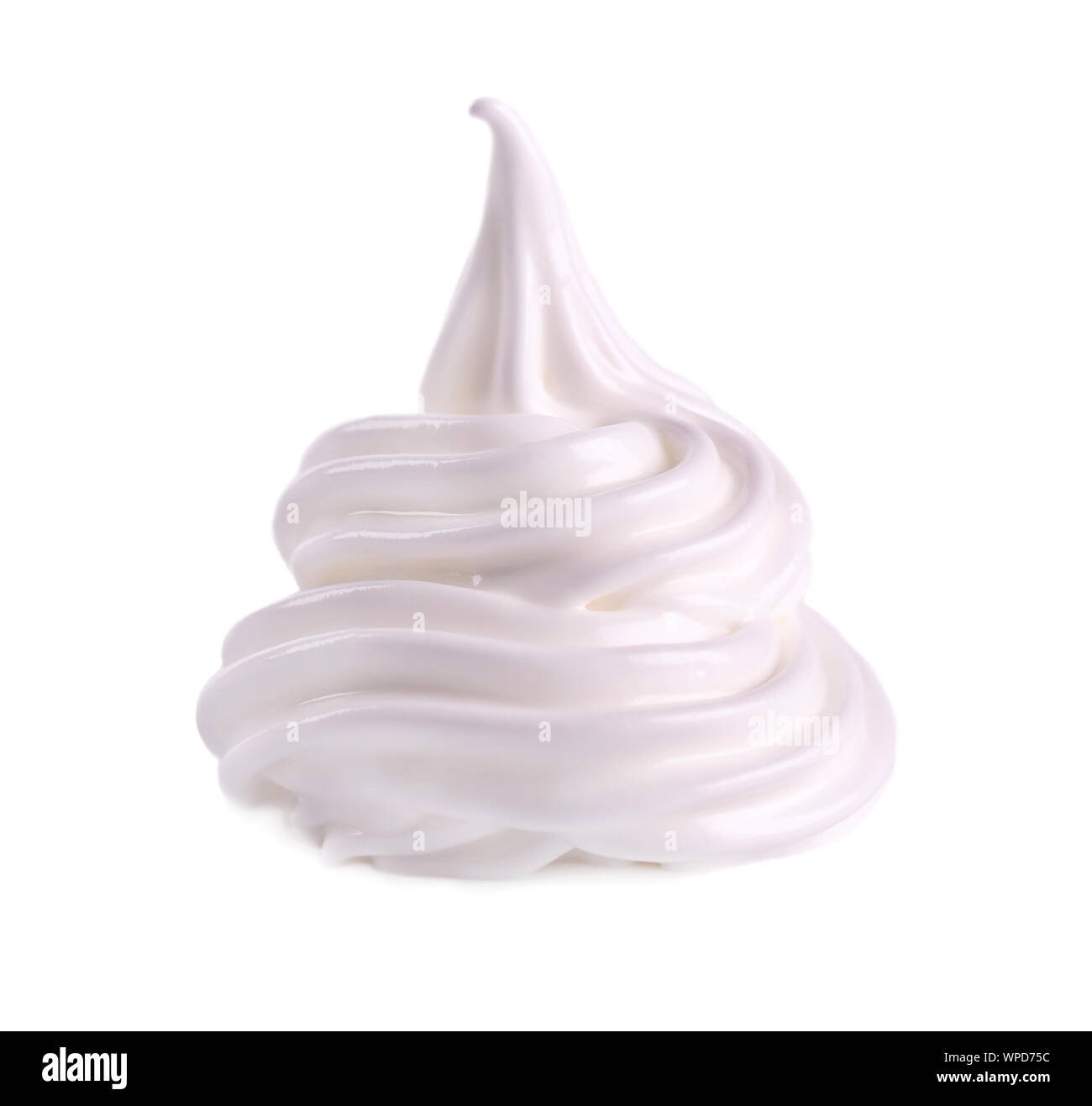 Schlagsahne Swirl, auf weißem Hintergrund. Geschlagener Eischnee, mit Freistellungspfaden. Stockfoto