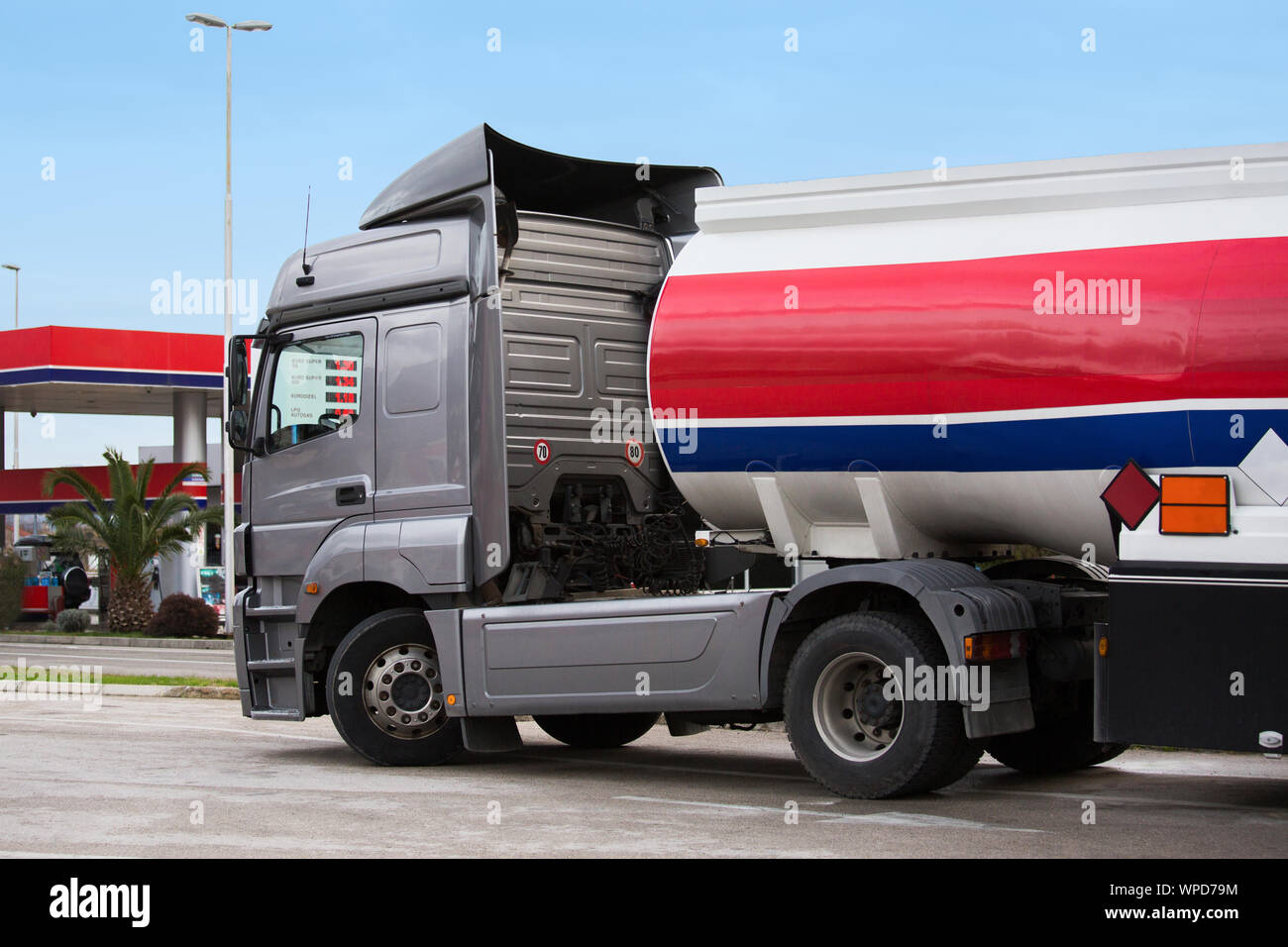 Benzin Lkw auf dem Hintergrund einer Tankstelle Stockfoto