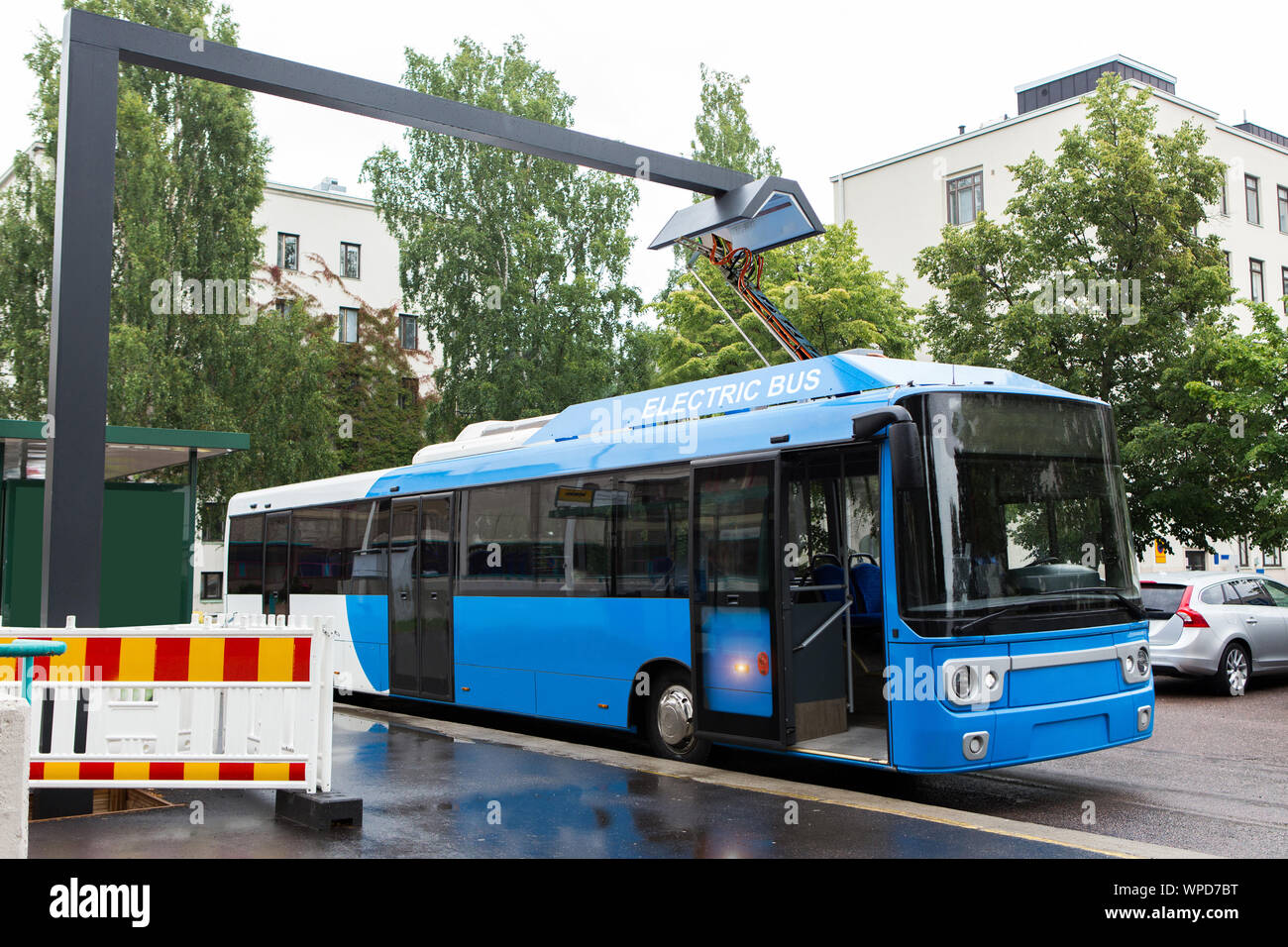 Elektrische Bus an einer Haltestelle bei der drahtlosen Induktion geladen Stockfoto