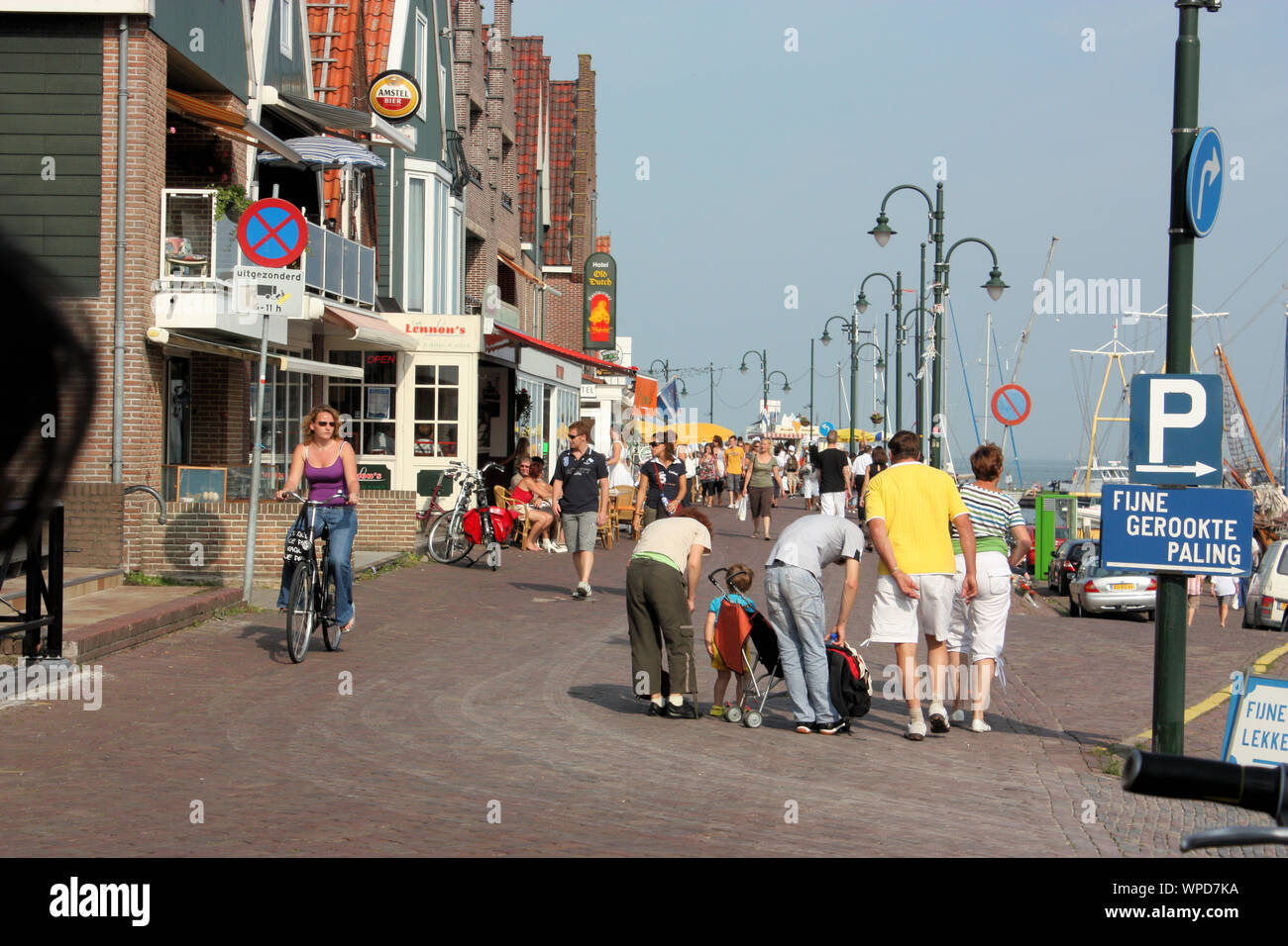 Eine Straße in Volendam Village, die gut mit den traditionellen Holzhäusern, Restaurants, Souvenirläden und Fotostudios erhalten. Stockfoto