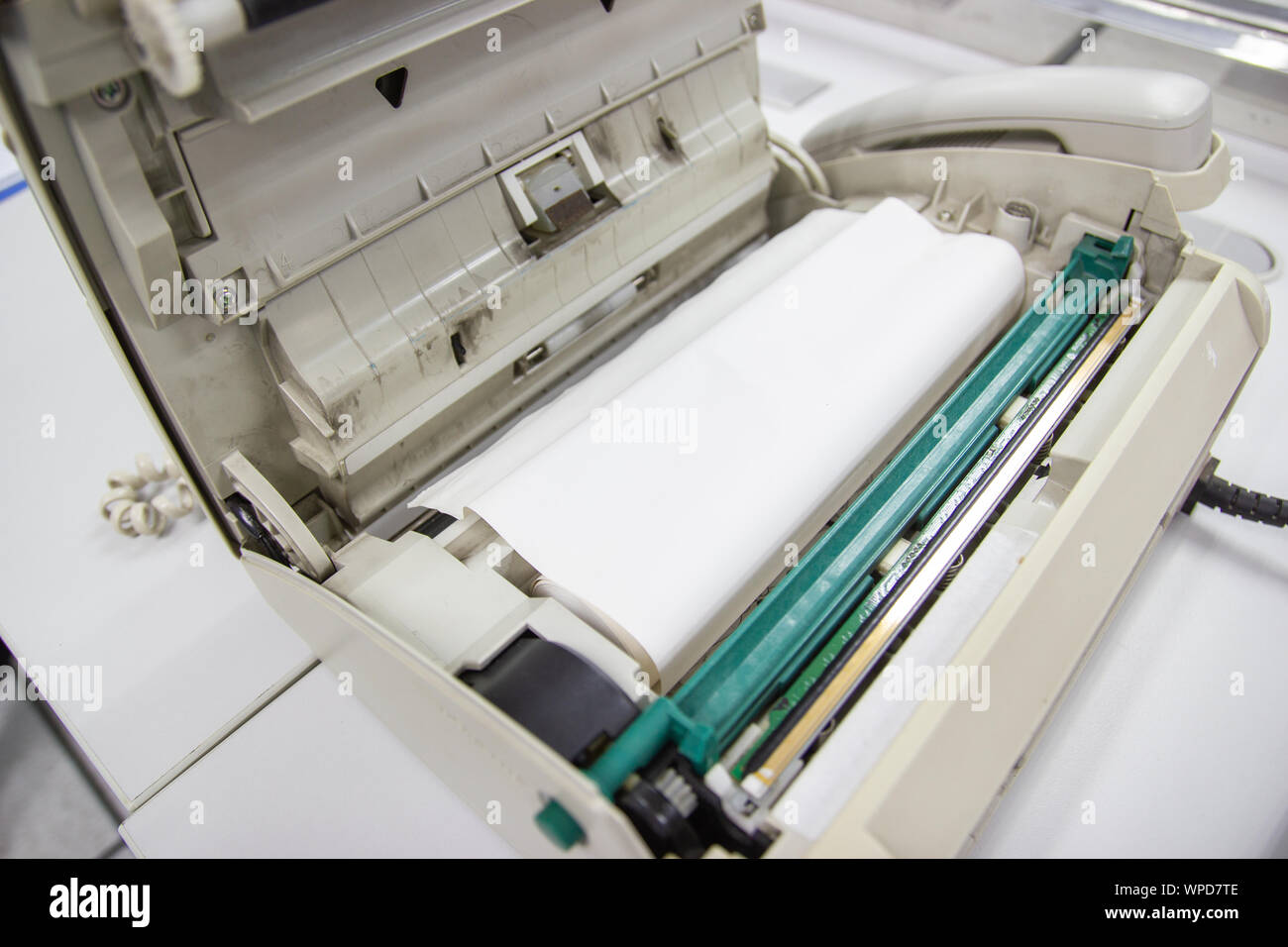 Fax Maschine öffnen mit Fax Papier setzen, um das Faxgerät Stockfoto