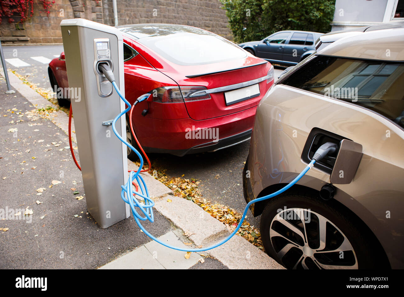 Laden moderne Elektroautos (neue Energie Fahrzeuge, NEV) auf der street Station Stockfoto