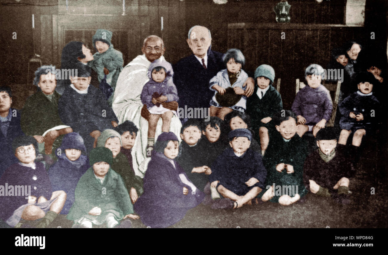 Mahatma Gandhi mit George Lansbury, Kingsley Hall Kinder aus Kindergärten, 4. Dezember 1931 Stockfoto