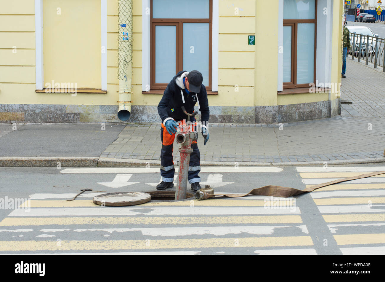 Sankt Petersburg, Russland - Juli 08, 2017: Arbeiter in Overalls installiert ein Hydrant in der Wasserversorgung Stockfoto