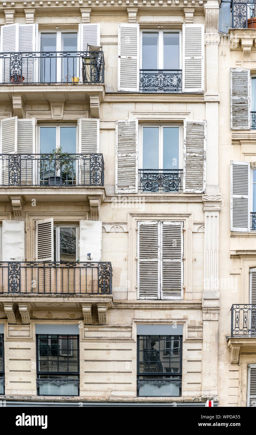 Wohnhäuser mit plastischen Reliefs, Fensterläden aus Holz, improvisierte Balkon und Dachboden Add-ons Strukturen zieht Massen von Touristen nach Paris wi Stockfoto