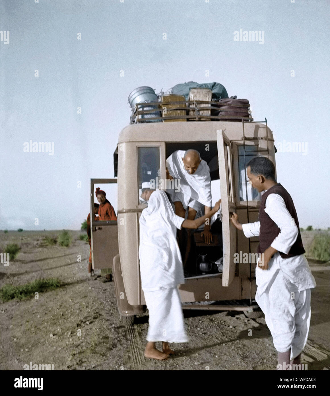 Mahatma Gandhi verlassen jeep Besuch in North West Frontier Province, Oktober 1938 Stockfoto