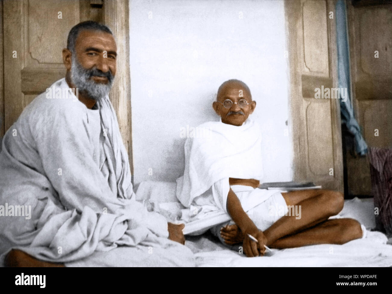 Mahatma Gandhi im Gespräch mit Khan Abdul Ghaffar Khan besucht Utmanzai, Pakistan, Oktober 1938 Stockfoto