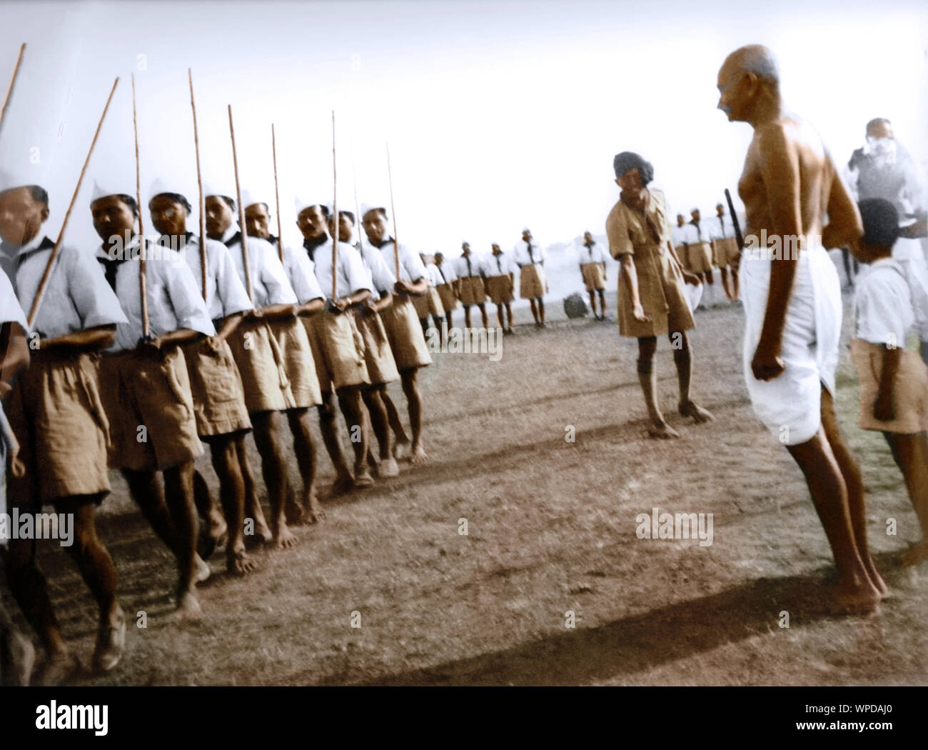 Mahatma Gandhi watching Rallye von Freiwilligen, Segaon, Madhya Pradesh, Indien, Asien, 22. Dezember 1938 Stockfoto
