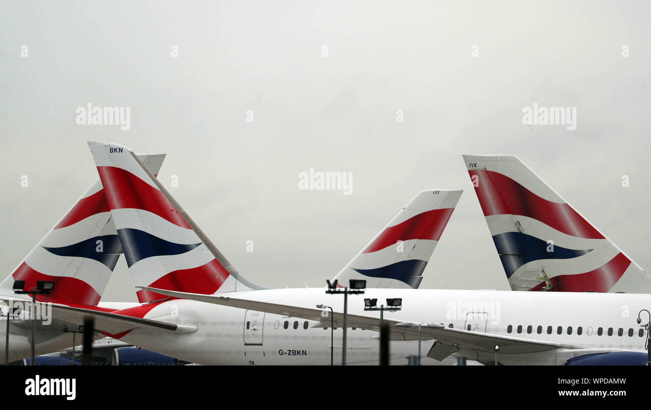 British Airways Flugzeuge an der Engineering Base am Flughafen Heathrow geparkt am Tag 1 der erste Streik bei British Airways Piloten. Die 48-stündige Spaziergang in einer lange dauernden Streit um Zahlen, Krüppel werden Flüge von Montag, wodurch reisen Unterbrechungen für Zehntausende von Passagieren. Stockfoto