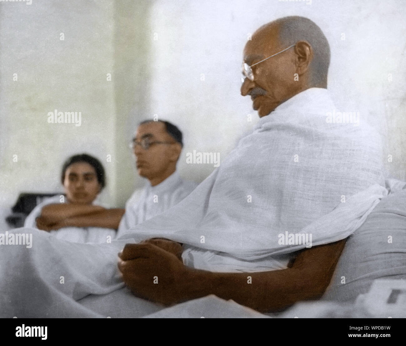 Dr. Sushila Nayar und Pyarelal Nayar und Mahatma Gandhi in Rajkot, Gujarat, Indien, Asien, März 3, 1939, alter Jahrgang 1900er Bild Stockfoto