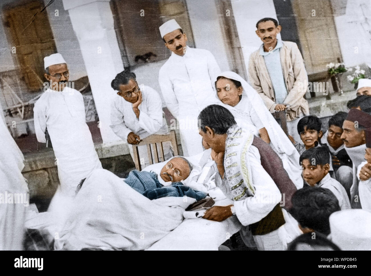 Mahatma Gandhi lag während der Fastenzeit in Rajkot, Gujarat, Indien, Asien, März 1939, alter alter 1900er-Film Stockfoto