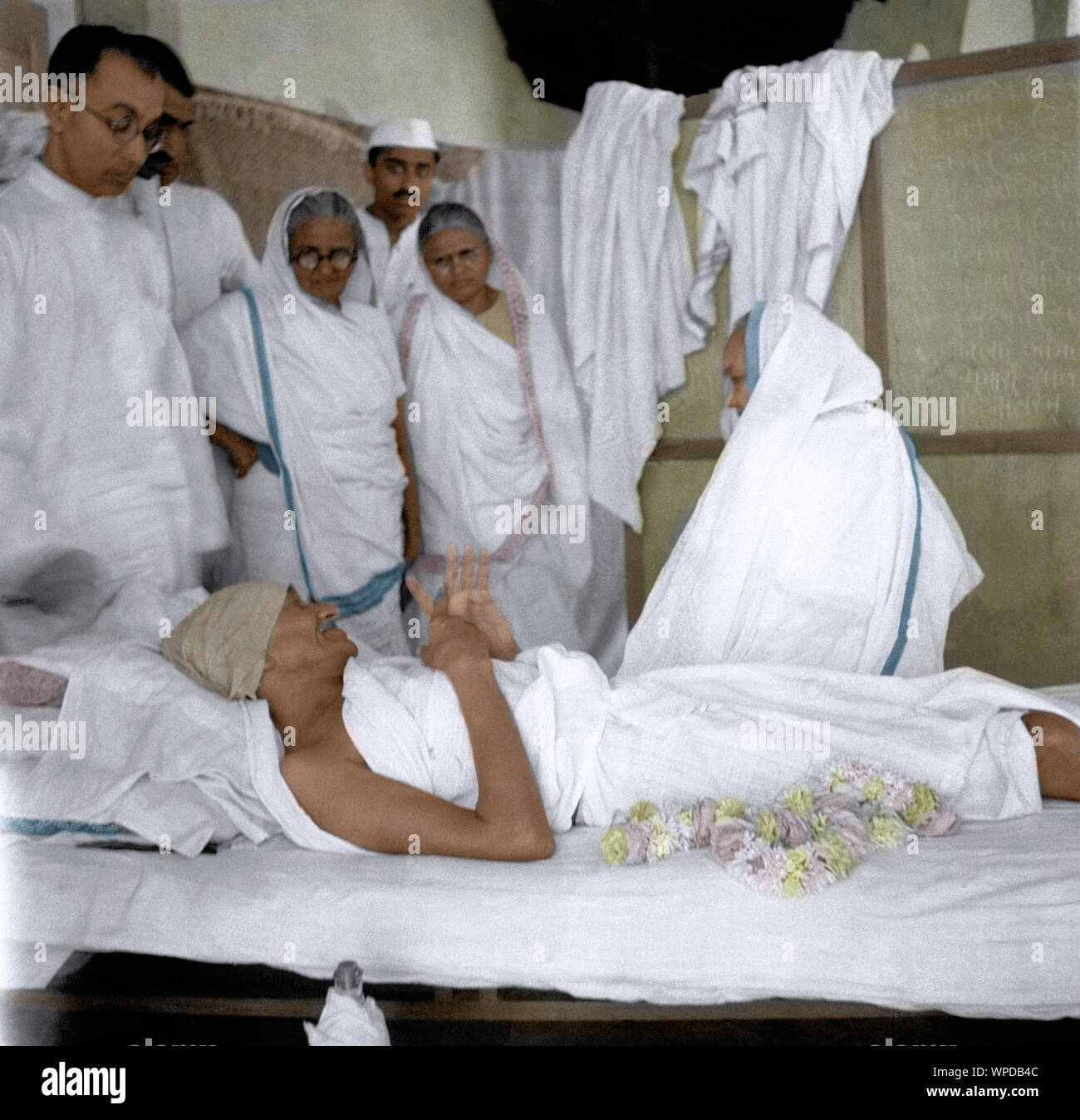 Mahatma Gandhi während schnell mit Pyarelal Nayar, Raliatbehn, Kasturba Gandhi, Rajkot, Indien, März 1939 Stockfoto