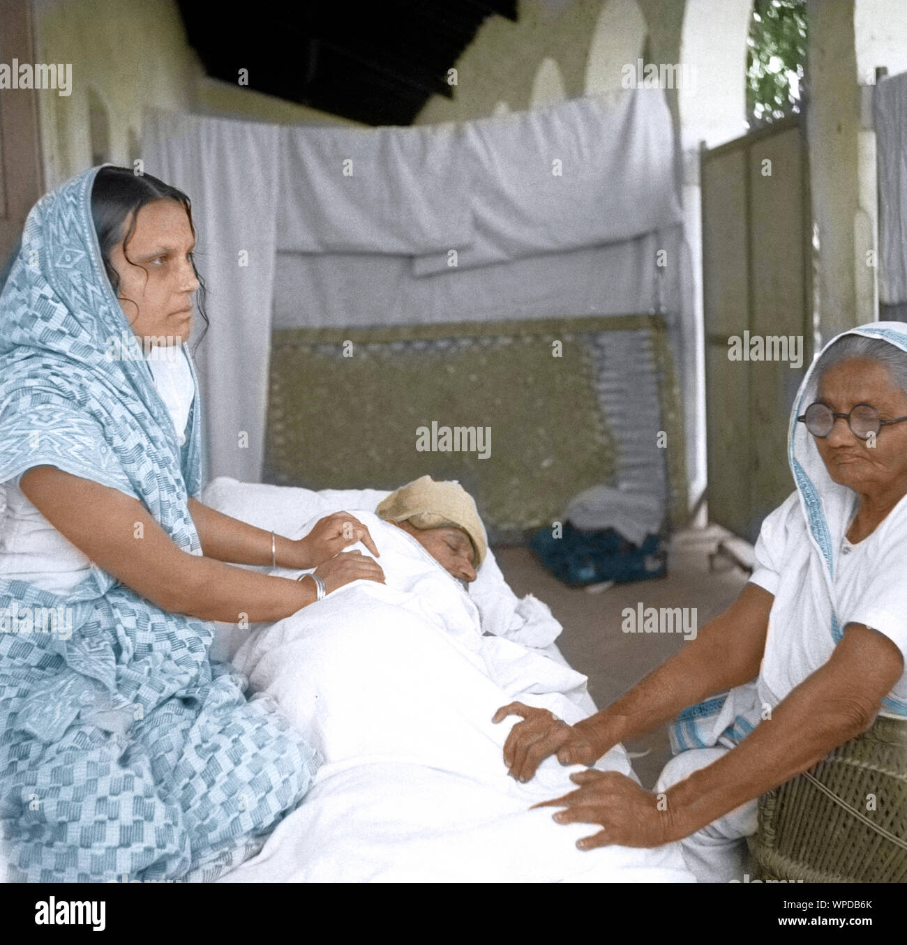 Mahatma Gandhi während einer schnellen Massage von Vijayalaxmi Gandhi und Raliatbehn, Rajkot, Gujarat, Indien, Asien, März 1939 altes Vintage 1900s Bild Stockfoto