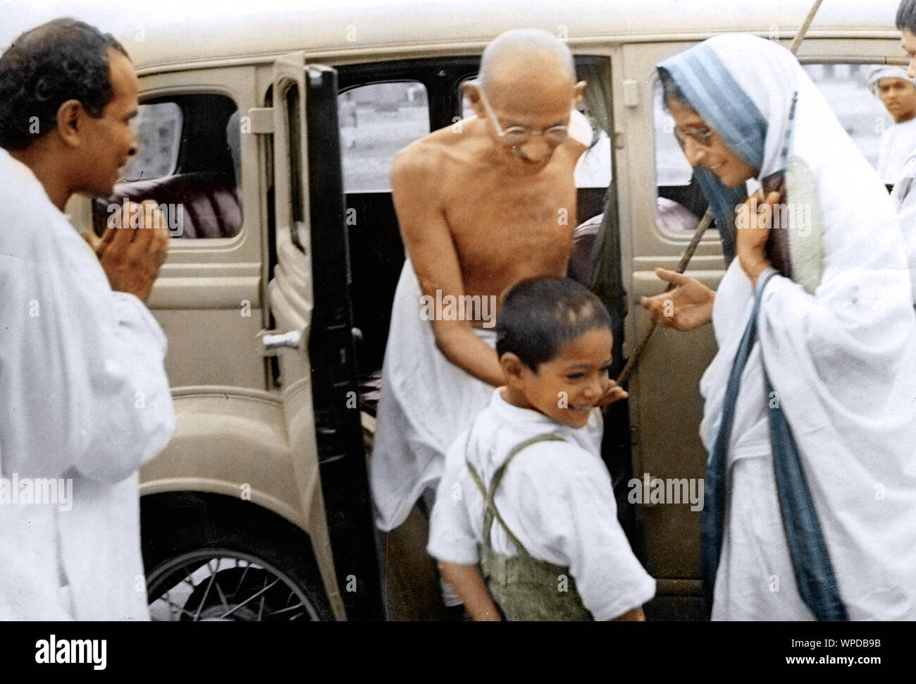 Mahatma Gandhi Aussteigen aus dem Auto am Bahnhof Neu Delhi, Indien, Asien, 27. Juli 1939 Stockfoto