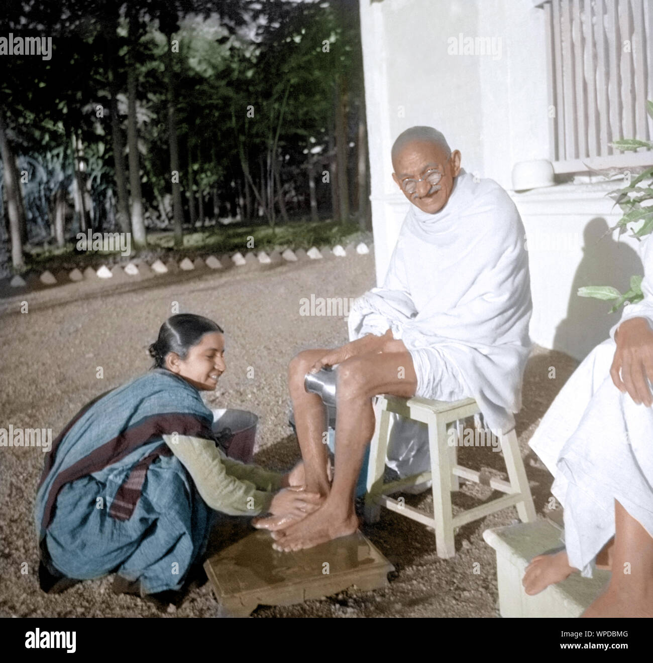 Dr ashramite Lilavatiben Asha waschen Mahatma Gandhi Füße, Chandigarh, Indien, Asien, Januar 1939 Stockfoto