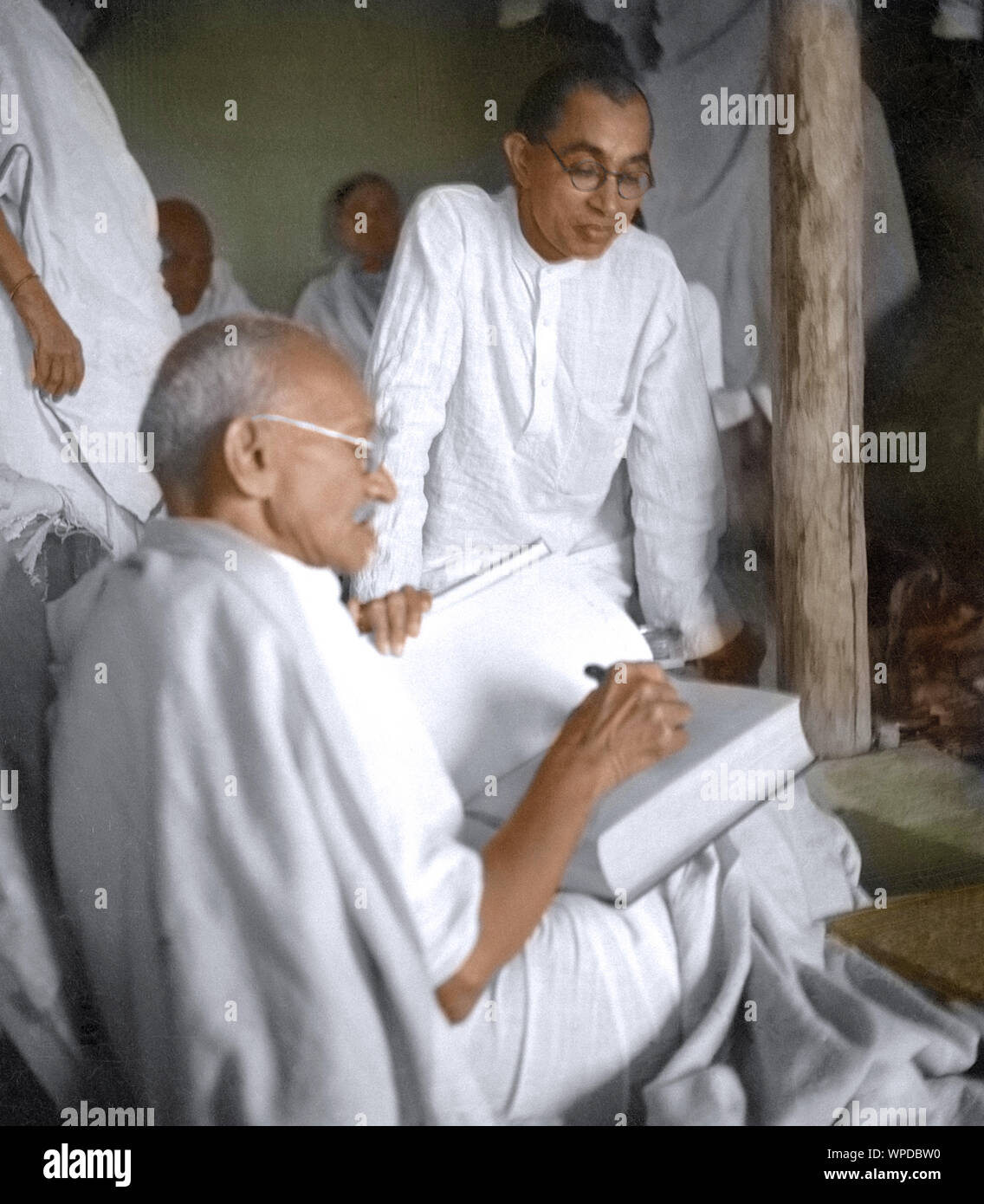 Mahatma Gandhi mit Pyarelal Nayyar in der Hütte, Wardha, Maharashtra, Indien, Asien, 1939 Stockfoto