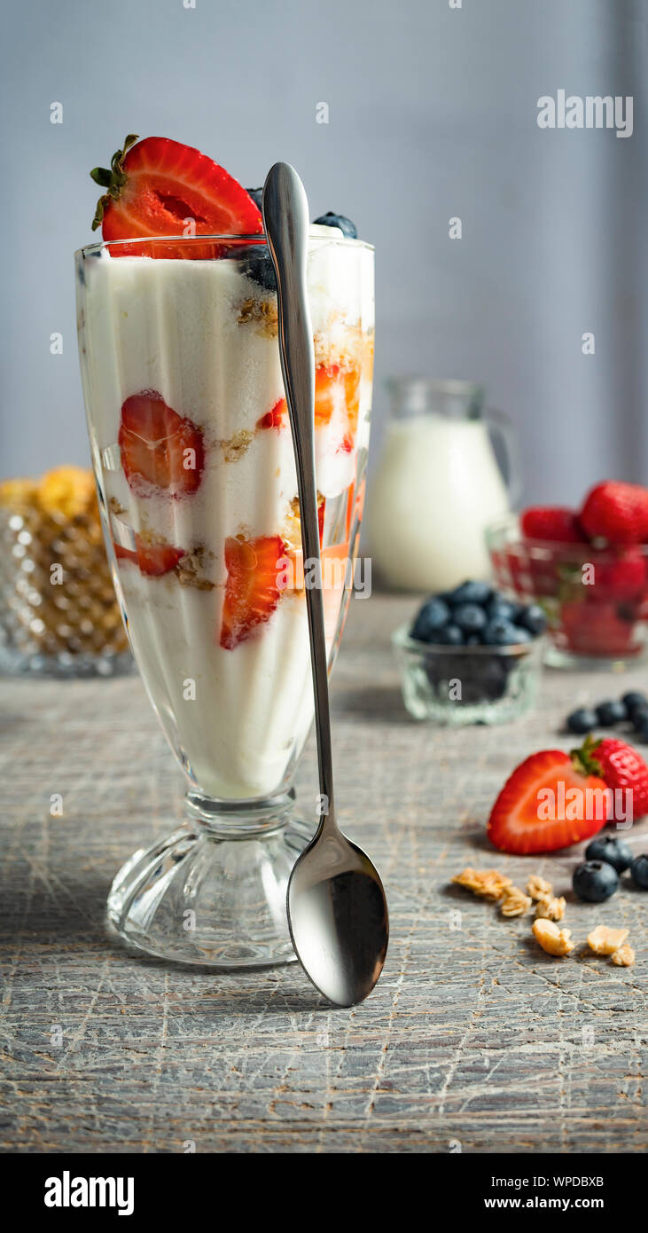 Über Nacht Hafer, Haferbrei, Müsli, Blaubeeren, Himbeeren, gesundes Frühstück, Haferflocken, Müsli Stockfoto