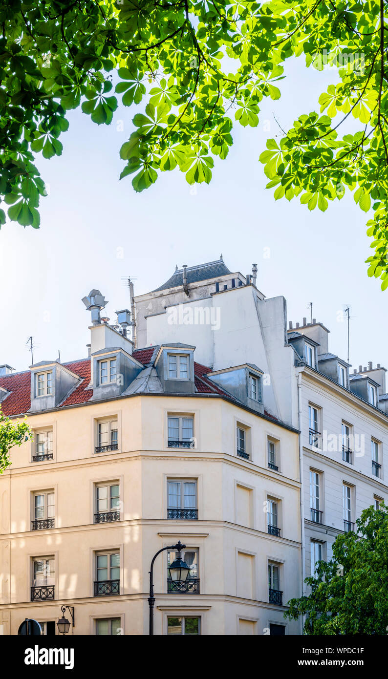 Alte Geschichte Häuser mit Peeling Steinmauern, Holz morsch Fensterläden, buckligen Dächern und Dachboden Add-ons Strukturen ziehen Scharen von Touristen in Paris. Stockfoto