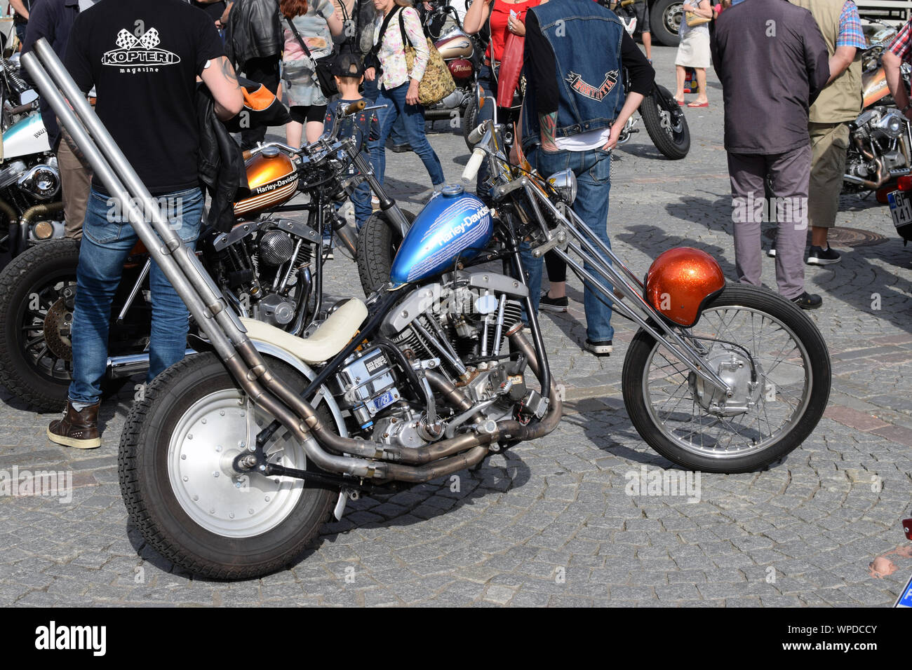 Alte Harley Davidson Chopper customized mit langen und hohen doppelte  Auspuffrohre, die steigen. An der Bike Show Mansen Mäntä Messut, Tampere,  Finnland Stockfotografie - Alamy