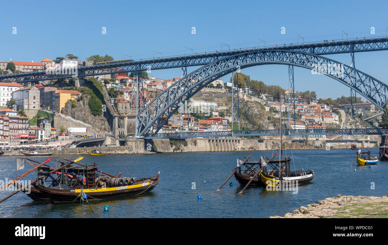 Porto, Portugal. Dom Luis I Brücke über den Fluss Douro und die Verknüpfung von Vila Nova de Gaia, unten, und Porto, oben. Die Boote, die so genannte RABELOS, sobald t Stockfoto