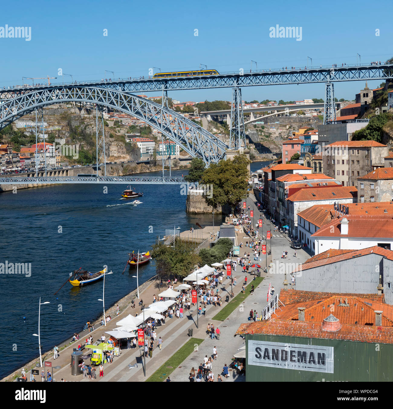 Porto, Portugal. Dom Luis I Brücke über den Fluss Douro und die Verknüpfung von Vila Nova de Gaia, unten, und Porto, oben. Die Boote, die so genannte RABELOS, sobald t Stockfoto