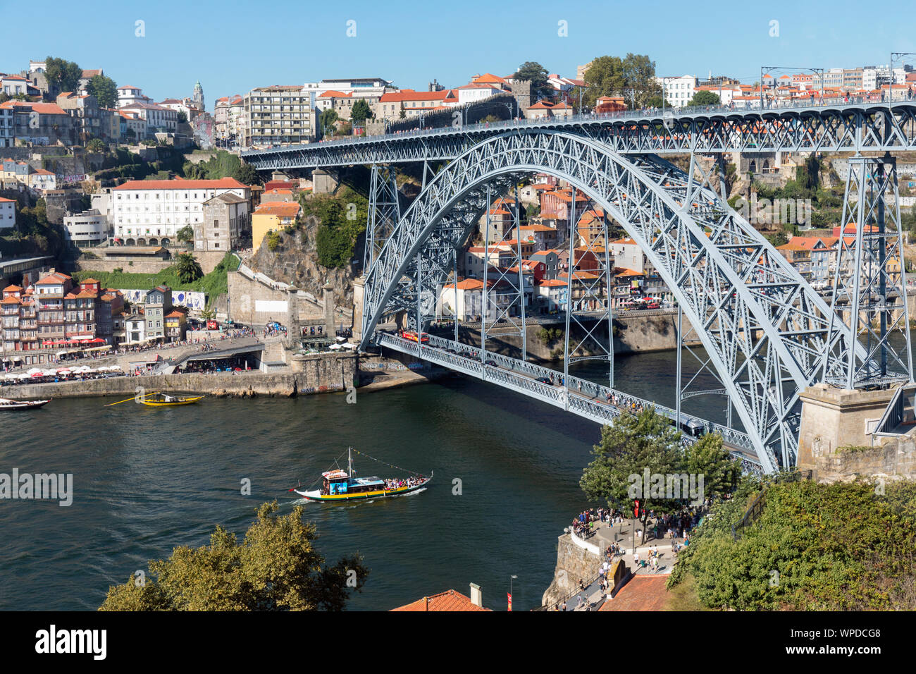 Porto, Portugal. Dom Luis I Brücke über den Fluss Douro und die Verknüpfung von Vila Nova de Gaia, unten, und Porto, oben. Die Boote, die so genannte RABELOS, sobald t Stockfoto