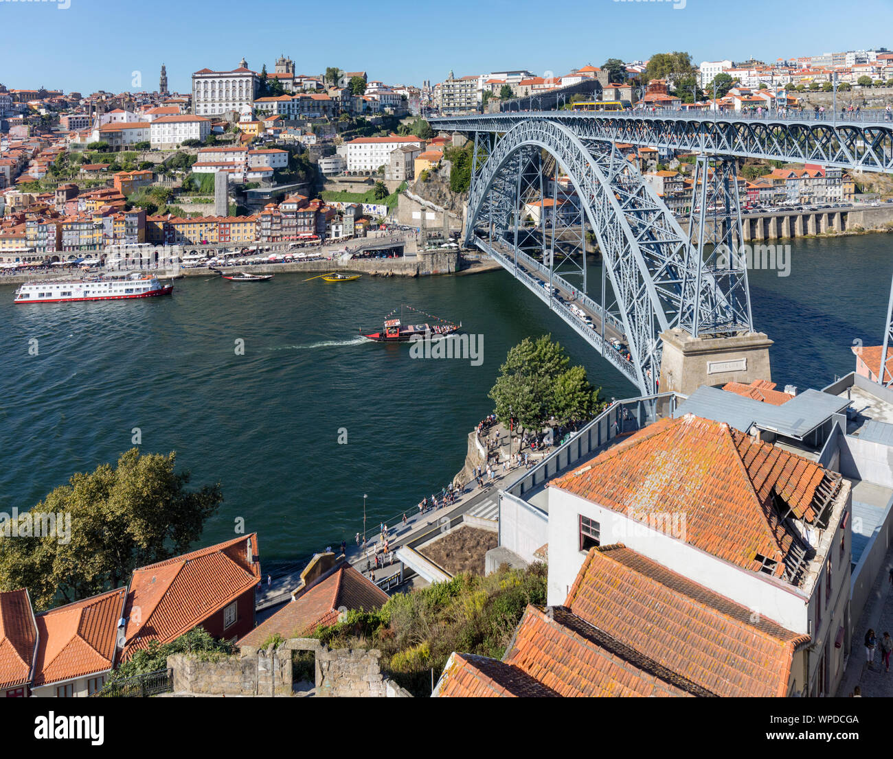 Porto, Portugal. Dom Luis I Brücke über den Fluss Douro und die Verknüpfung von Vila Nova de Gaia, unten, und Porto, oben. Die Boote, die so genannte RABELOS, sobald t Stockfoto