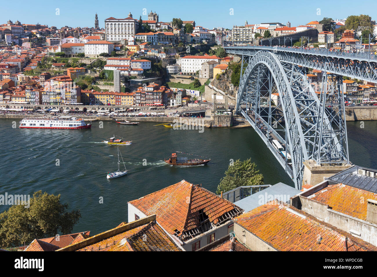 Porto, Portugal. Dom Luis I Brücke über den Fluss Douro und die Verknüpfung von Vila Nova de Gaia, unten, und Porto, oben. Die Boote, die so genannte RABELOS, sobald t Stockfoto