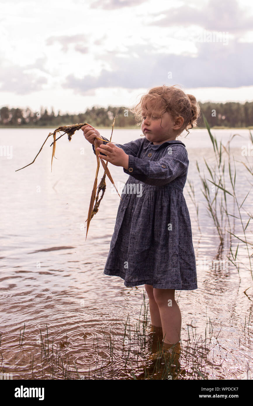 Vorschüler, Lernen und Entdecken See Fauna, draußen in der Natur Stockfoto