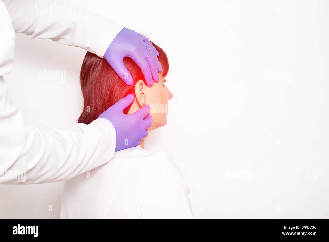 Arzt otolaryngologist untersucht ein Mädchen patient, hat Ohrenschmerzen und Entzündungen, Otitis, Schmerzen, epidemilogiskaya Stockfoto